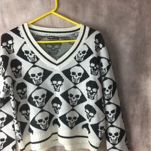 SHEIN Black and White Skull V-Neck Sweater medium goth punk skulls